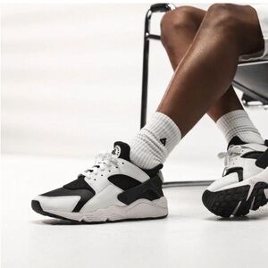 Nike Men’s Air Haurache - White/Black - Size 9